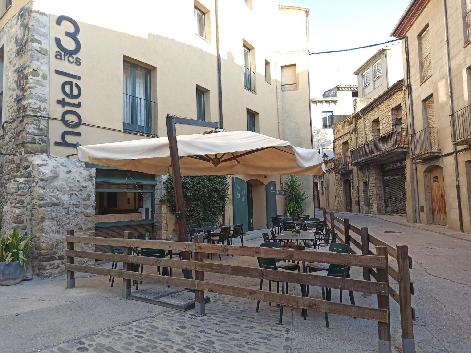 Hotel 3 Arcs Besalú Екстериор снимка