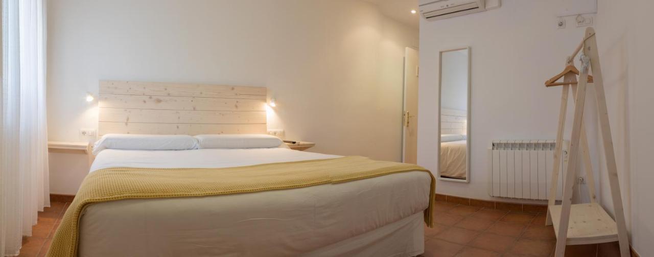 Hotel 3 Arcs Besalú Екстериор снимка